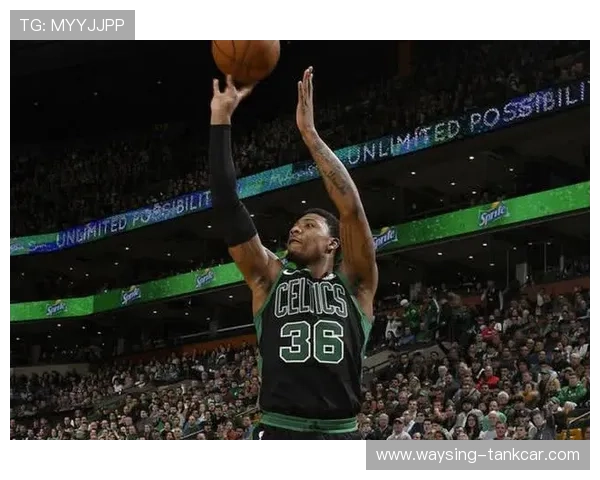 由持球单打转挡拆吸引内线，奥拉迪波拉开无球三分率